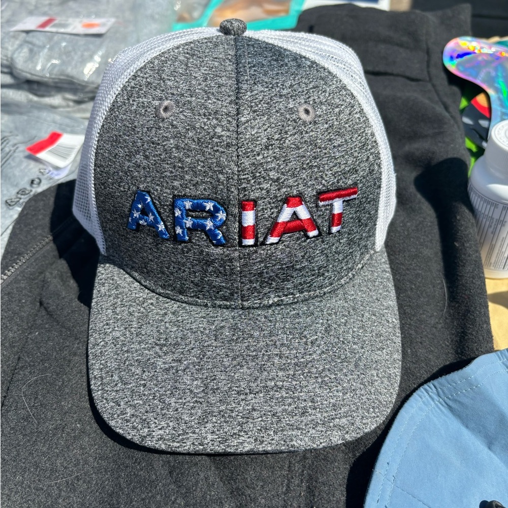 Mens ariat hat .
